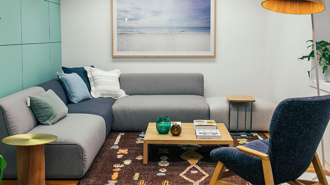 Quels sont les éléments essentiels pour un intérieur de style contemporain ?