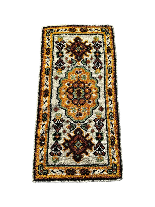 Tapis de style oriental 136cm x 70cm