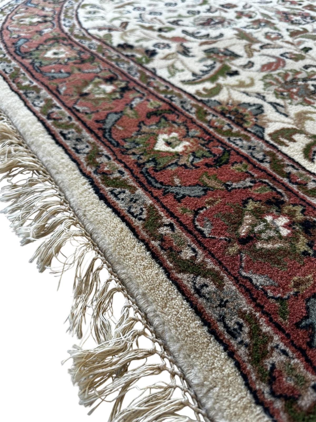 Tapis persan oval fait main 185cm x 120cm