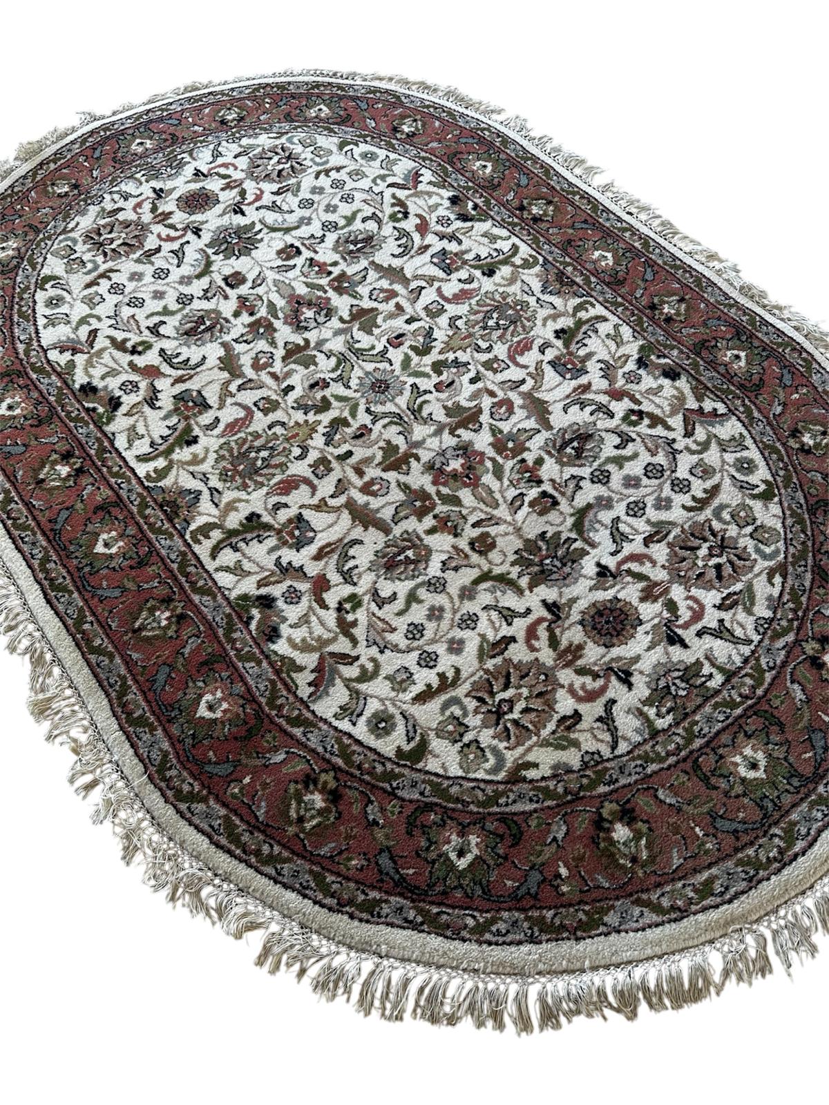 Tapis persan oval fait main 185cm x 120cm