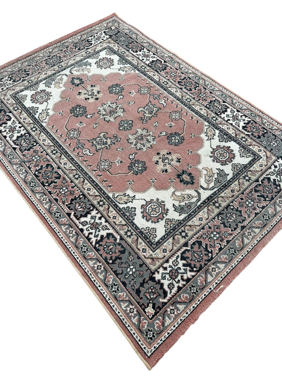 Tapis de style oriental 170cm x 120cm
