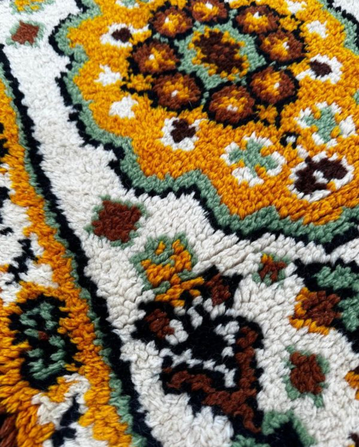 Tapis de style oriental en laine 140cm x 70cm