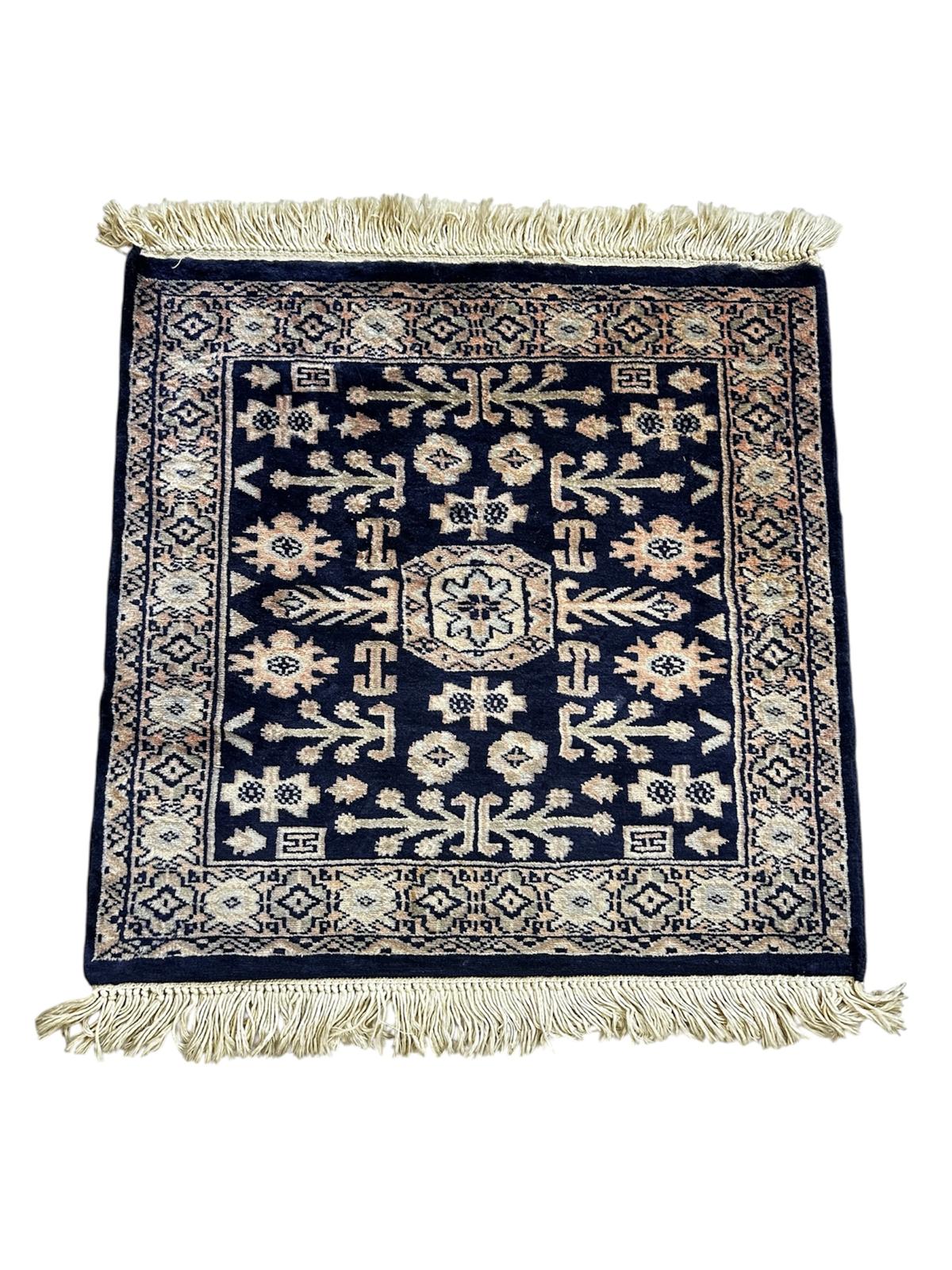 Tapis persan fait main carré 67cm x 62cm
