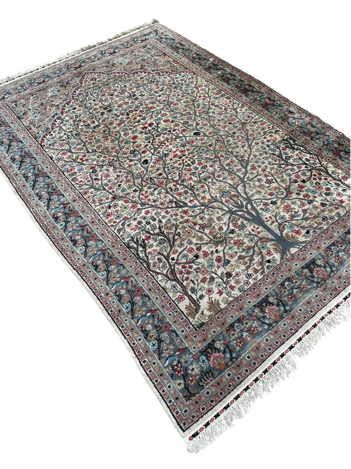 Tapis persan en laine et soie 285cm x 187cm