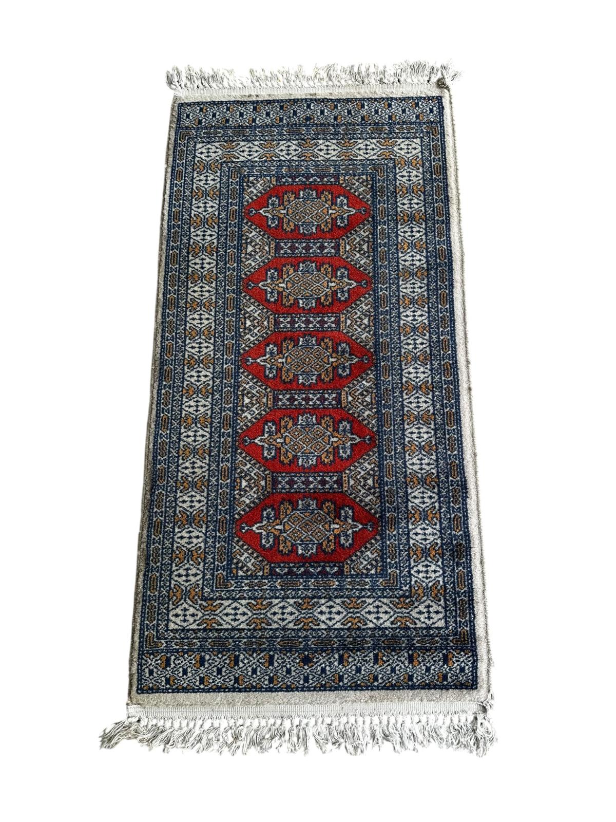 Tapis oriental 130cm x 60cm