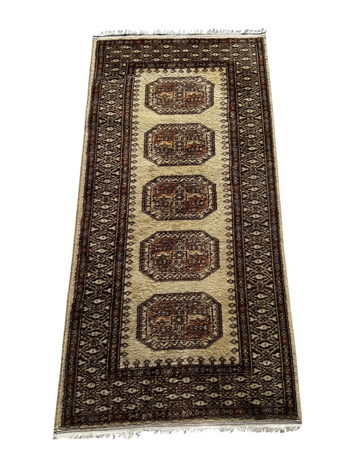 Tapis de style oriental 135cm x 70cm