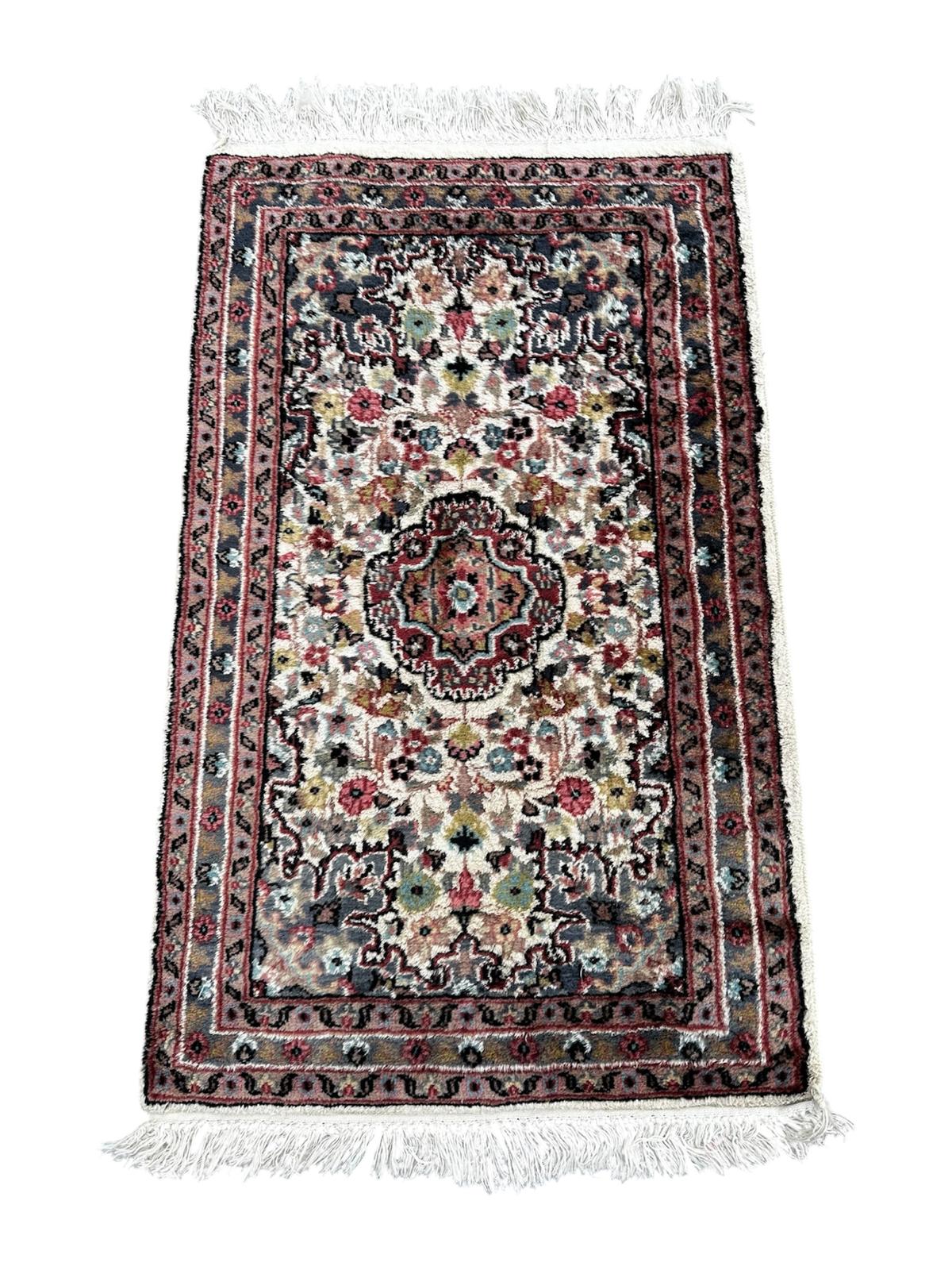 Tapis persan en laine et soie 110cm x 60cm