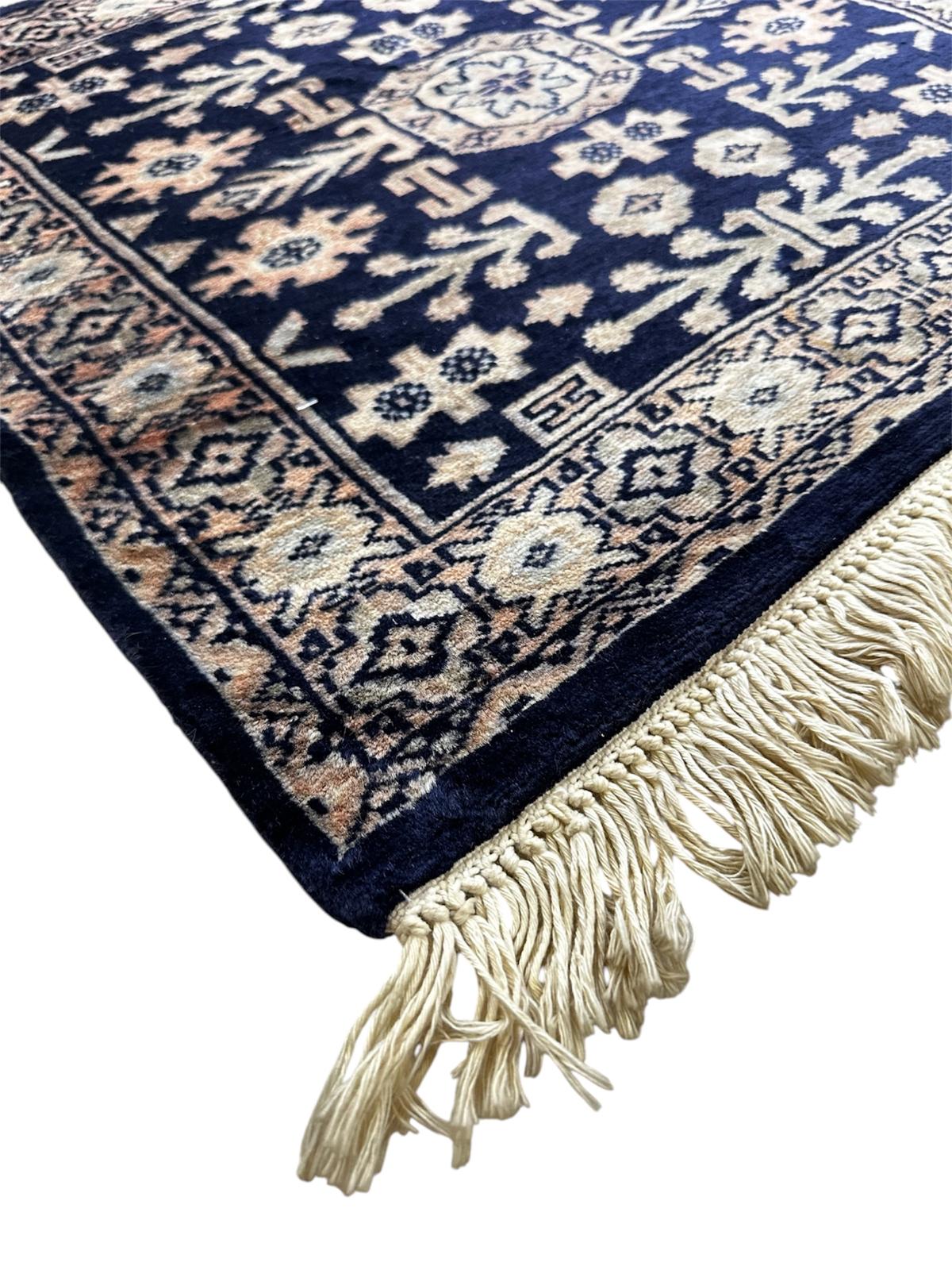 Tapis persan fait main carré 67cm x 62cm