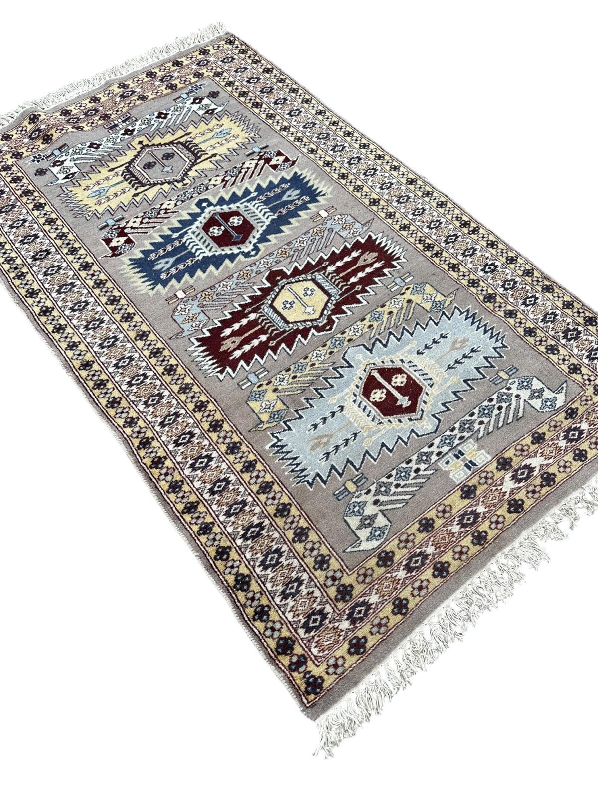 Tapis persan fait main 160cm x 90cm