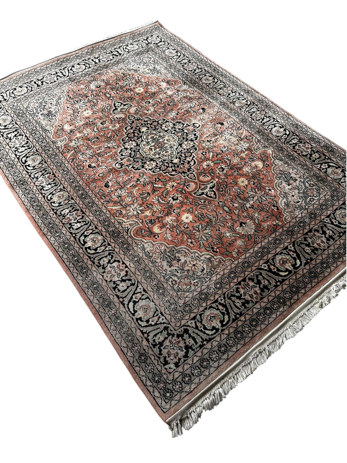 Tapis oriental en soie 195cm x 130cm