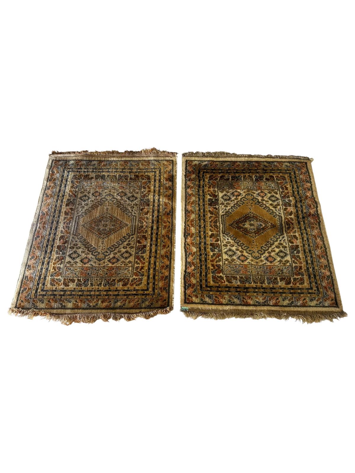 Paire de tapis orientaux carré 115cm x 95cm