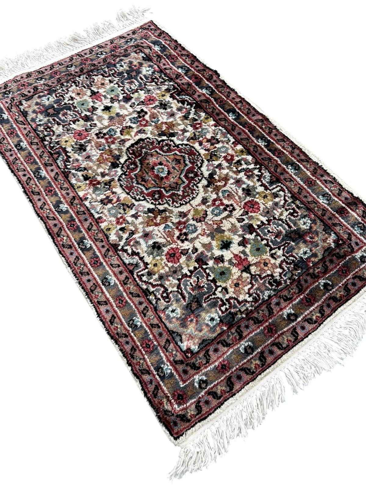 Tapis persan en laine et soie 110cm x 60cm
