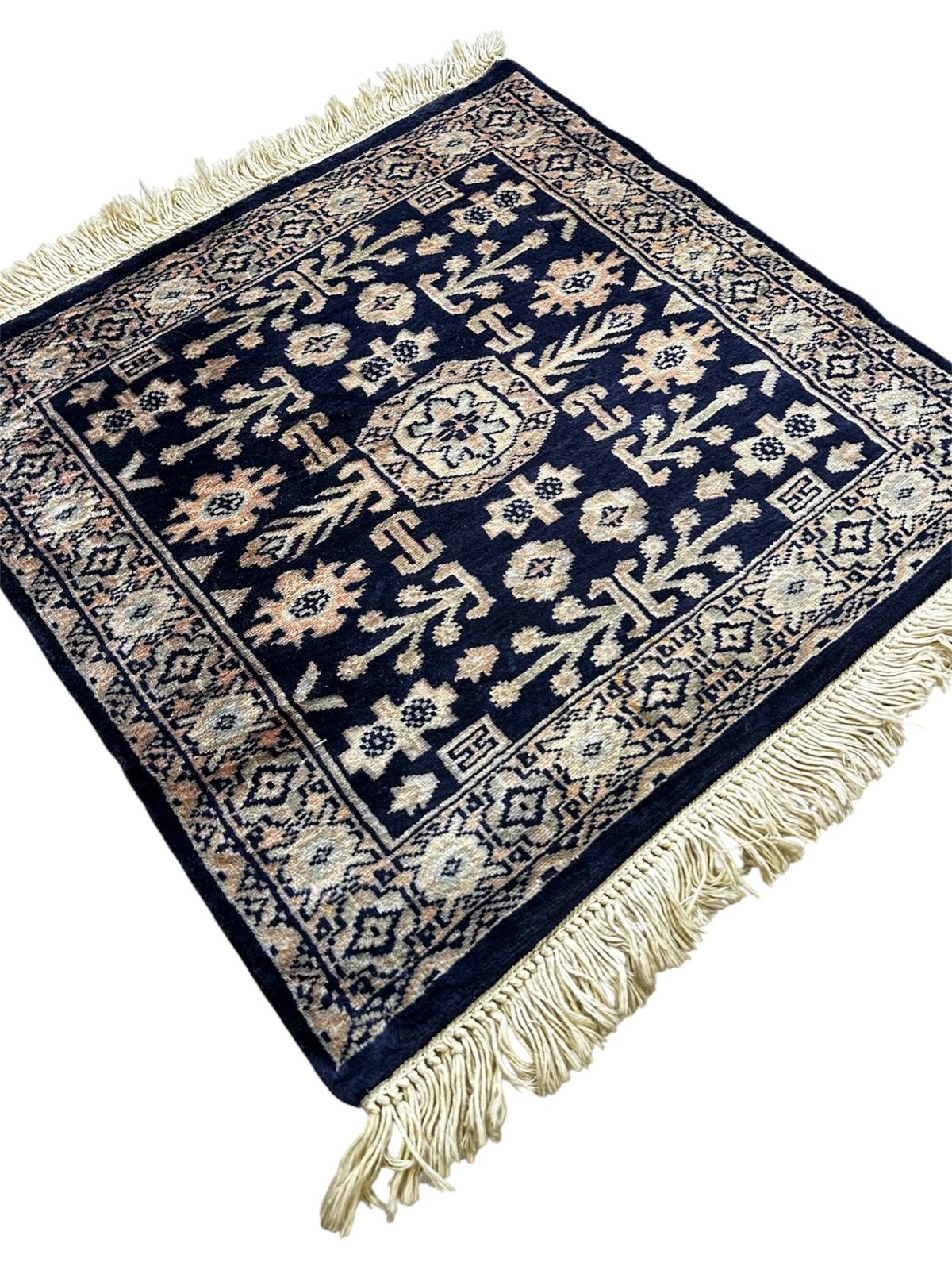 Tapis persan fait main carré 67cm x 62cm